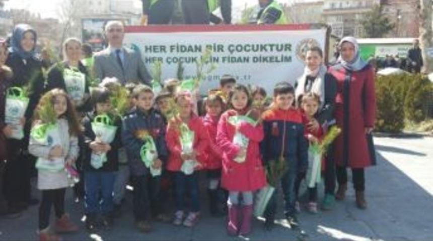 Niğde&rsquo;de 2 Bin 500 Fidan Dağıtıldı