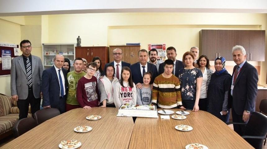 Başkan &Ccedil;er&ccedil;i Down Sendromlu &Ccedil;ocuklarla Pasta Kesti