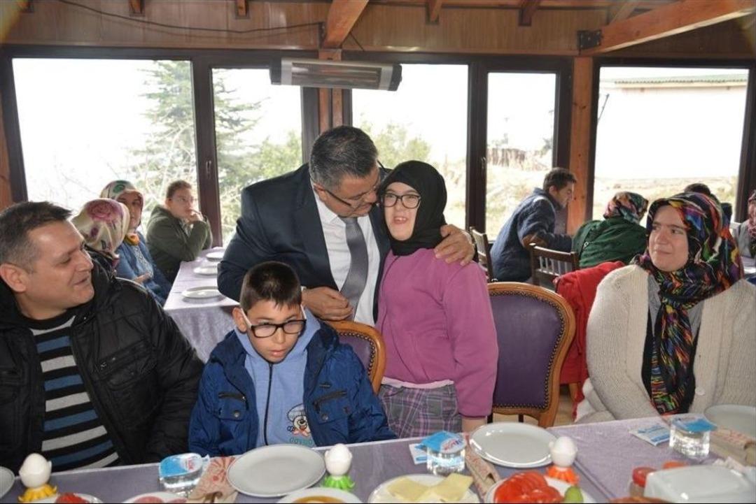 Bilecik Şehir Ormanında 21 Mart D&uuml;nya Down Sendromu Farkındalık G&uuml;n&uuml;