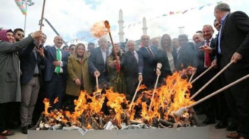 Mardin'de Vali Halkla Halay &Ccedil;ekip, Nevruz Ateşini Yaktı