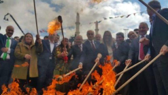 Mardin'de Vali Halkla Halay Çekip, Nevruz Ateşini Yaktı