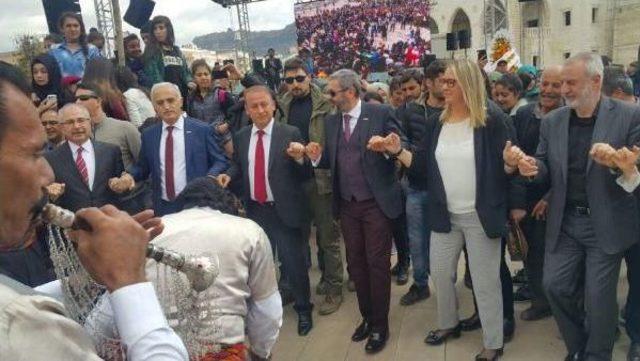 Mardin'de Vali Halkla Halay Çekip, Nevruz Ateşini Yaktı