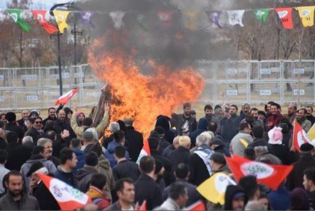 Van'da Nevruz Kutlamasına 10 Bin Kişi Katıldı