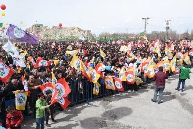 Van'da Nevruz Kutlamasına 10 Bin Kişi Katıldı