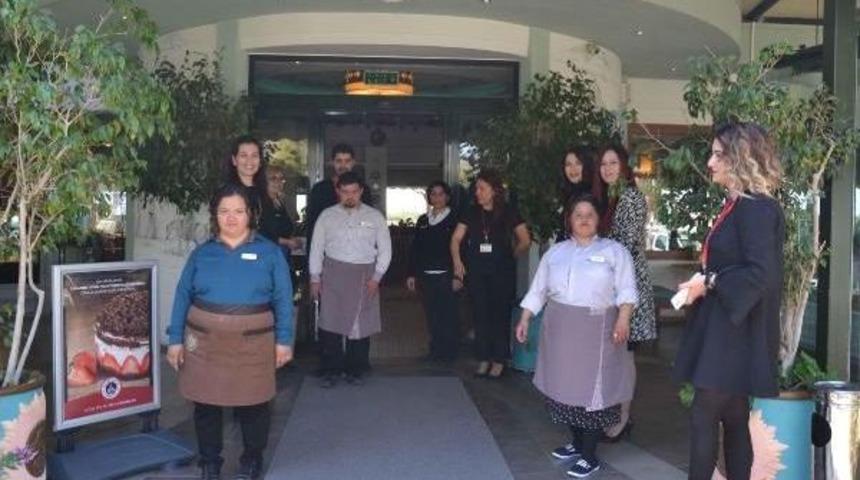 Fırsat Verilen '&ouml;zel &Ccedil;ocuklar' Usta Garsonları Aratmadı