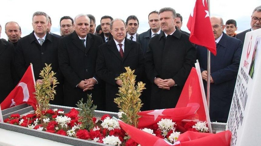 Bakan Akdağ, Kahraman Şehidin Kabrini Ziyaret Etti