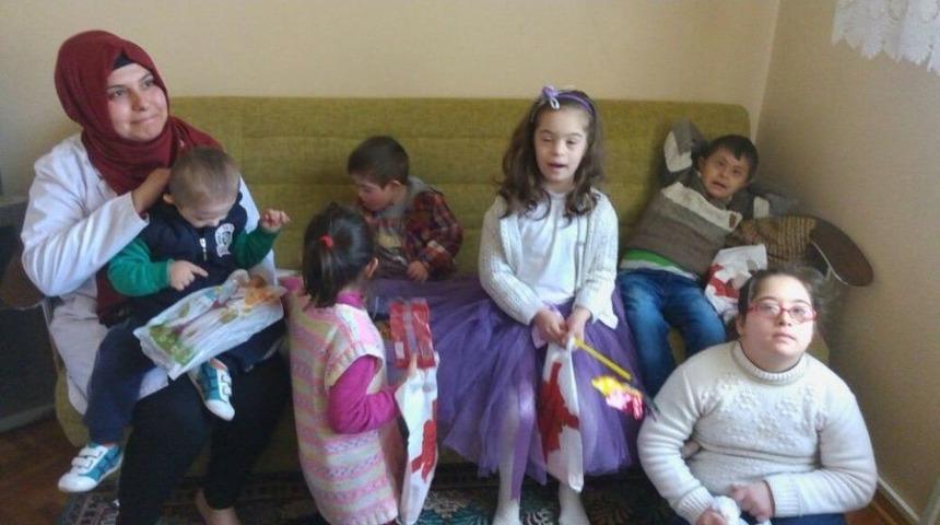 Belediye &Ccedil;alışanları Down Sendromlu &Ccedil;ocuklarla Bir Araya Geldi
