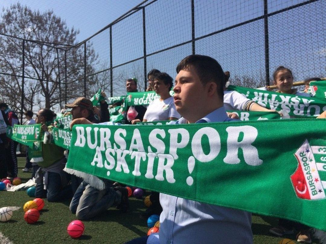Bursasporlu Taraftarlardan &Ouml;zel &Ouml;ğrenciler İ&ccedil;in Anlamlı Davranış