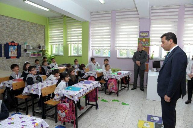 Okuma Yazmayı Öğrendiler, Vali Çelik’i Sınıflarına Davet Ettiler