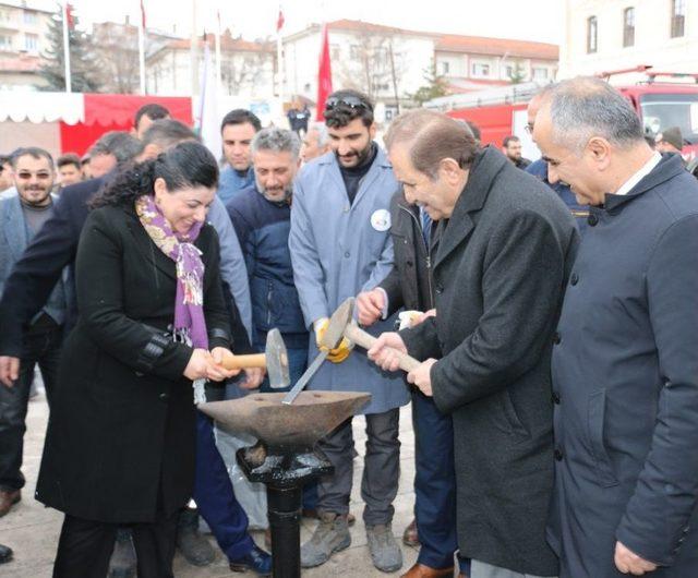 Sivas’ta Baharın Müjdesi ‘nevruz Bayramı’ Soğuk Ve Hafif Kar Yağışlı Havada Kutlandı.