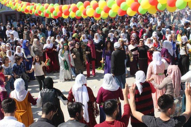 Denizli’de Nevruz Halaylar Ve Şarkılar Eşliğinde Kutlandı