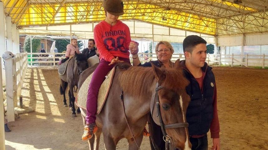 21 Mart Down Sendromu Farkındalık G&uuml;n&uuml;nde &Ccedil;ocuklar Ata Bindi