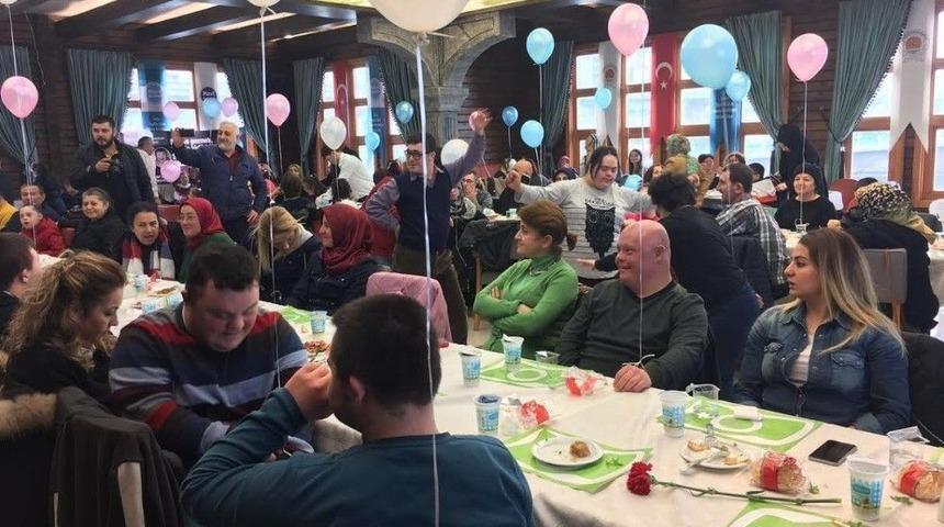 Mavi Işıklar Down Sendromlu &Ccedil;ocukları Ağırladı