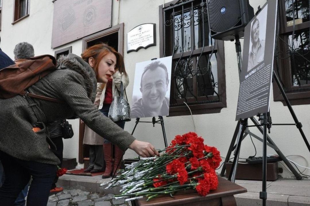 Eskişehirliler Talipoğlu&rsquo;nun Adının Yaşatıldığı M&uuml;zeye Karanfiller Bıraktı