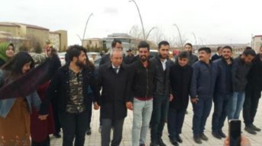 Rekt&ouml;r, &Ouml;ğrencilerle Nevruzu Kutladı