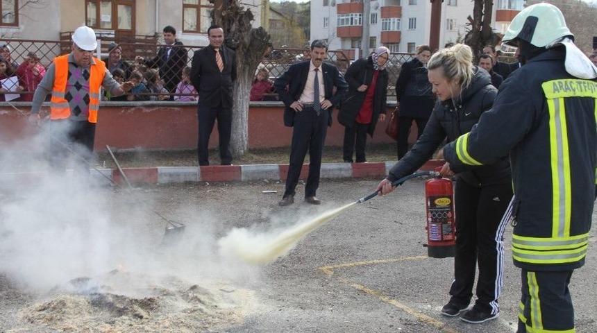 &Ouml;ğretmenlere Yangın S&ouml;nd&uuml;rme Ve Kurtarma Tatbikatı Yaptırıldı