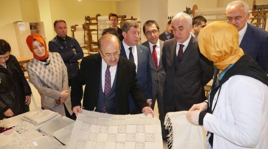 Başkan G&uuml;mr&uuml;k&ccedil;&uuml;oğlu&rsquo;ndan Y&ouml;resel El Sanatları Kurs Merkezine Ziyaret
