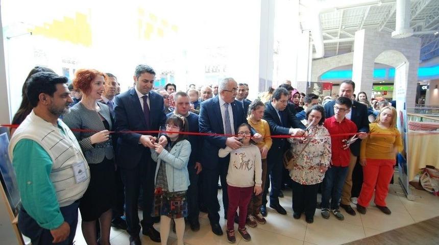 Down Sendromlu &Ccedil;ocuklarla Farkındalık Sergisi