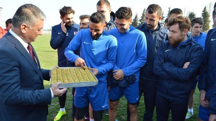 Vali Yazıcı Balıkesirspor’u Ziyaret Etti