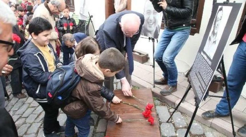 Eskişehir'de, Tayfun Talipoğlu Daktilo M&uuml;zesi &Ouml;n&uuml;nde T&ouml;ren