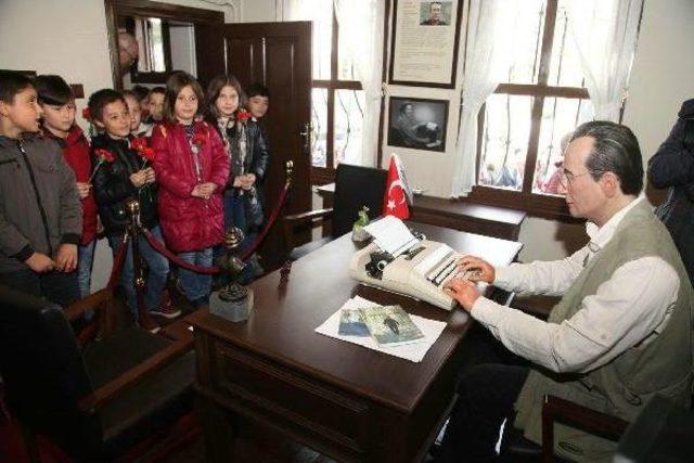 Eskişehir'de, Tayfun Talipoğlu Daktilo Müzesi Önünde Tören