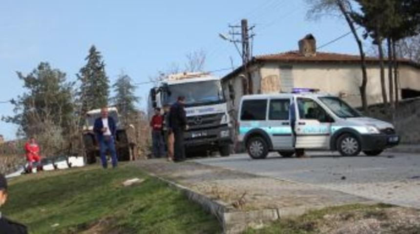 &Ccedil;&ouml;p Kamyonunda Esrarengiz Patlama: 2 Yaralı