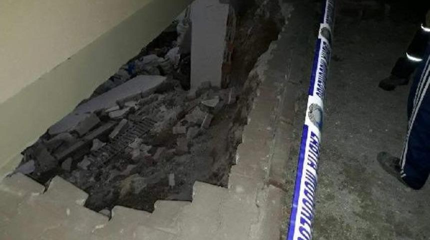 İstinat Duvarı &Ccedil;&ouml;ken Bina Tedbir Ama&ccedil;lı Boşaltıldı (2)