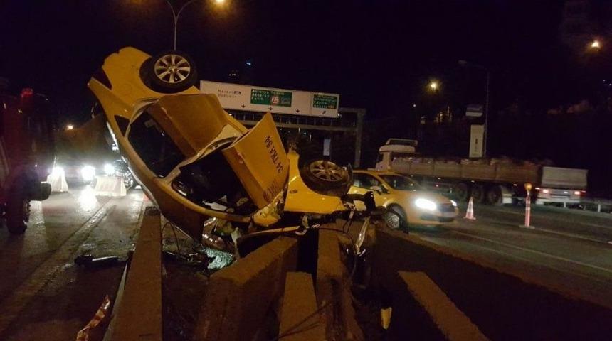 Ticari Taksi İ&ccedil;indeki Yolcularla Takla Attı: 1 &Ouml;l&uuml;, 2 Yaralı