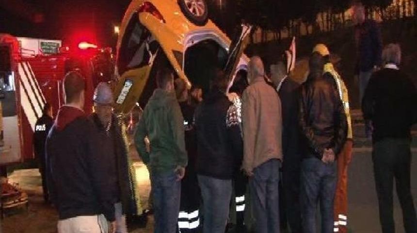 Taksi Beton Bariyerlere Saplandı: 1 &Ouml;l&uuml;, 2 Yaralı