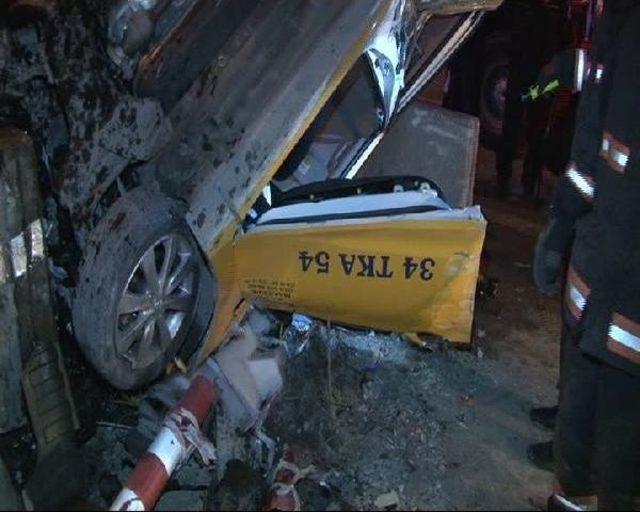Taksi Beton Bariyerlere Saplandı: 1 Ölü, 2 Yaralı