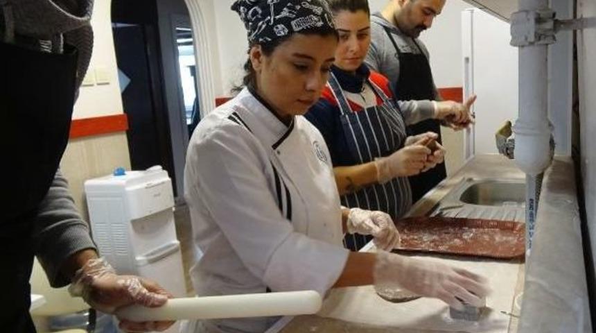 Chp&rsquo;Li Gen&ccedil;lerden Işe Gidenler I&ccedil;in &lsquo;Hayırlı Kurabiye&rsquo;