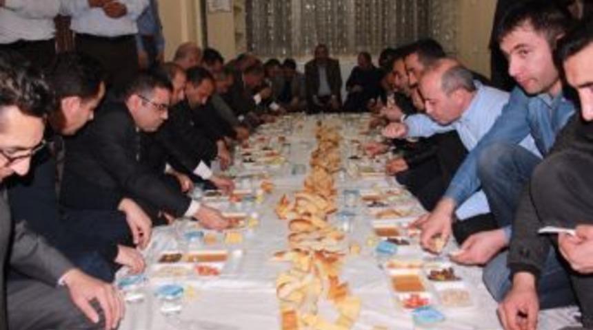 Ensar Vakfı, Stk Ve Kanaat &Ouml;nderleri Yemekte Bir Araya Geldi