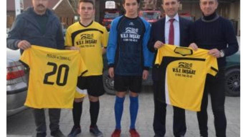 Hayırsever İşadamından Öğrencilere Forma Desteği