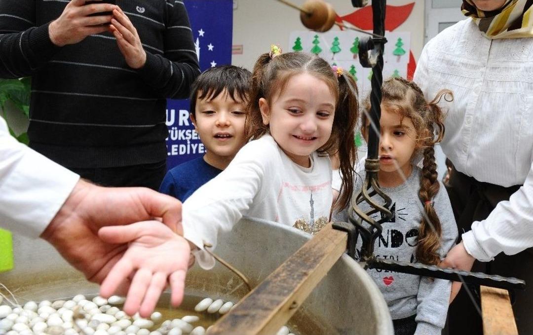 &Ouml;ğrenciler Bursa İpeğini &Ouml;ğreniyor