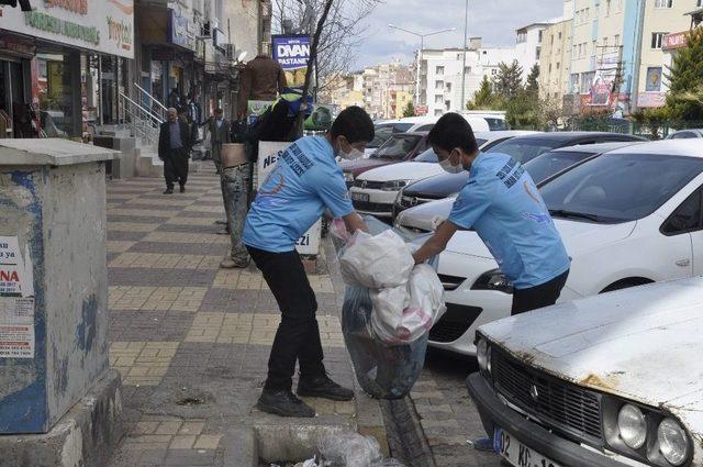 Öğrenciler Çöp Topladı