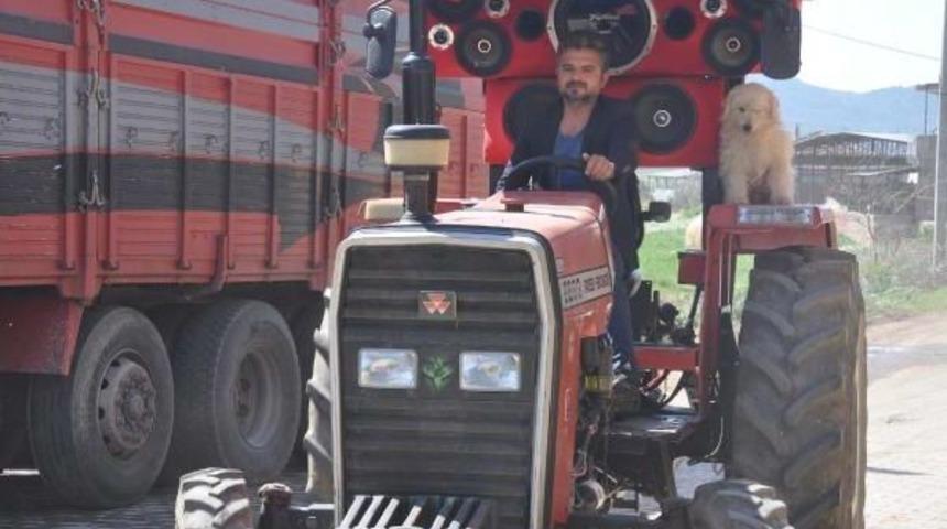 Trakt&ouml;r&uuml;ne Taktırdığı Ses Sistemi Ile Tarlada &Ccedil;alışanları Coşturuyor