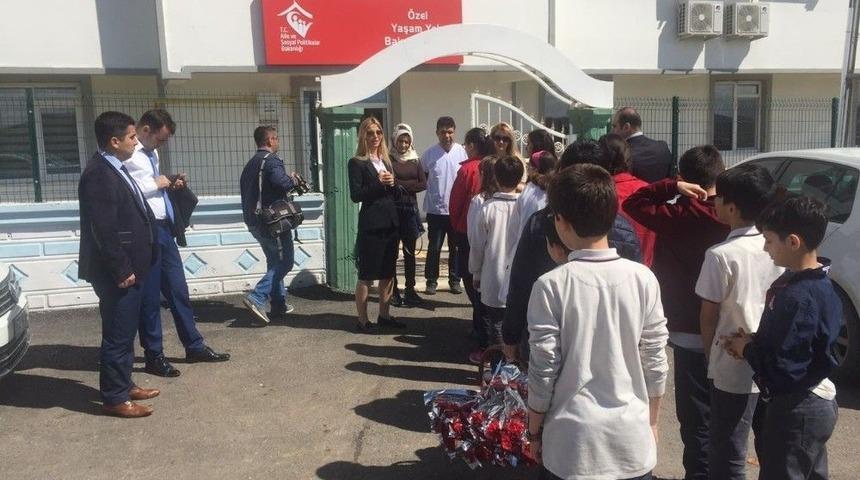 &Ouml;ğrencilerin Ziyaretiyle Y&uuml;zleri G&uuml;ld&uuml;