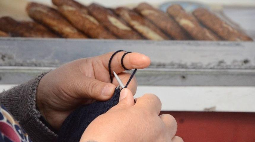 Hem Simit Satıyor Hem De &Ouml;rg&uuml; &Ouml;r&uuml;yor