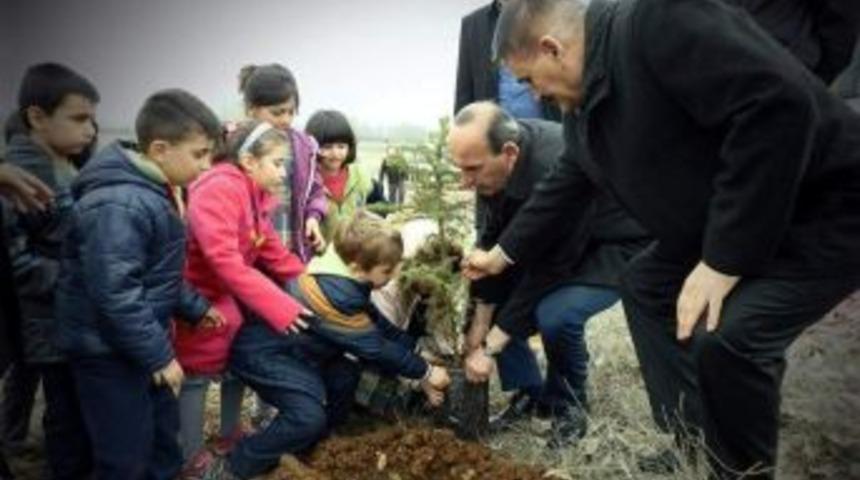 &Ccedil;avdarhisar&rsquo;da Protokol Ve &Ouml;ğrenciler Fidan Dikti