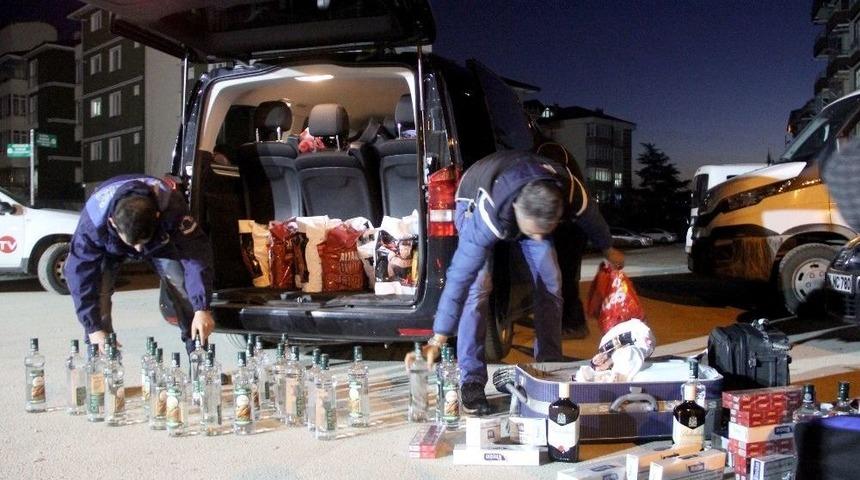 L&uuml;ks Minib&uuml;s&uuml;n İ&ccedil;inden Y&uuml;zlerce Ka&ccedil;ak Alkol &Ccedil;ıktı Ve Sigara &Ccedil;ıktı