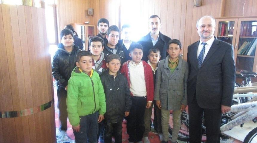 Kaymakam Çiçekli Gençleri Ödüllendirdi