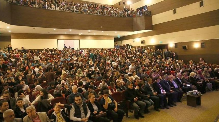 &rsquo;tuhaf Bir Pazar G&uuml;n&uuml;&rsquo; İsimli Tiyatro Oyunu K&uuml;tahya&rsquo;da Da Sahnelendi