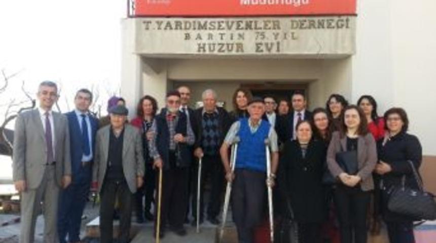 Sağlık Personelinden Huzurevi Ziyareti