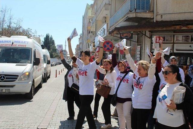 Ak Kadınlar Didim Sokaklarında ‘evet’ Çağrısı Yaptı