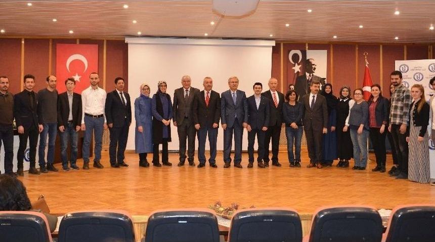 B&uuml; &Ouml;ğrencileri Şiir Okuyarak Yarıştı