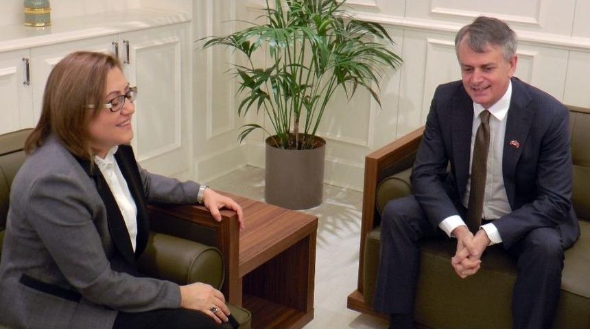 Kanada B&uuml;y&uuml;kel&ccedil;isi Chris Cooter&rsquo;dan Suriyeli M&uuml;ltecilere &Ccedil;ağrı