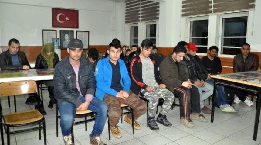 Jandarmadan Ka&ccedil;an Minib&uuml;ste 27 Ka&ccedil;ak Yakalandı