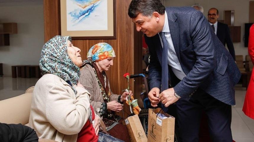 Başkan Fadığloğlu Huzurevi Sakinleri İle Buluştu