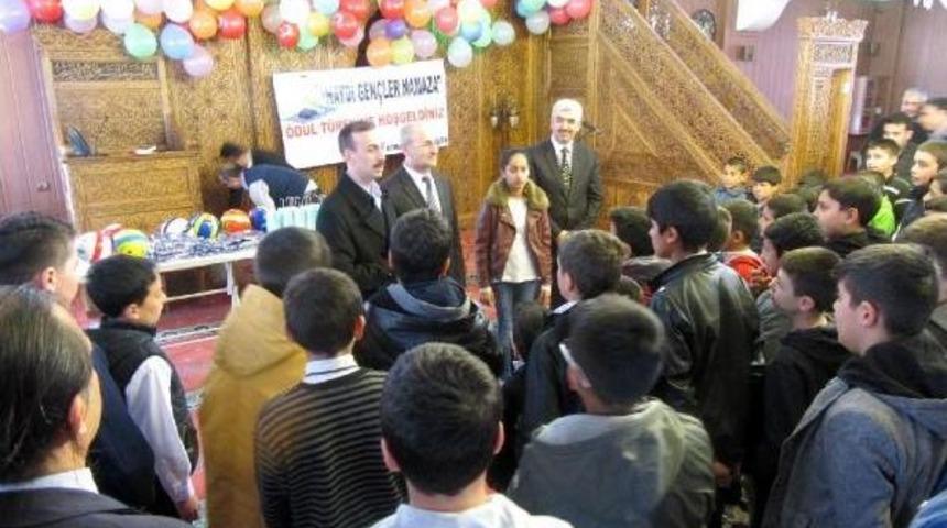 Edremit'te Namaz Kılan Gen&ccedil;ler &Ouml;d&uuml;llendirıldi