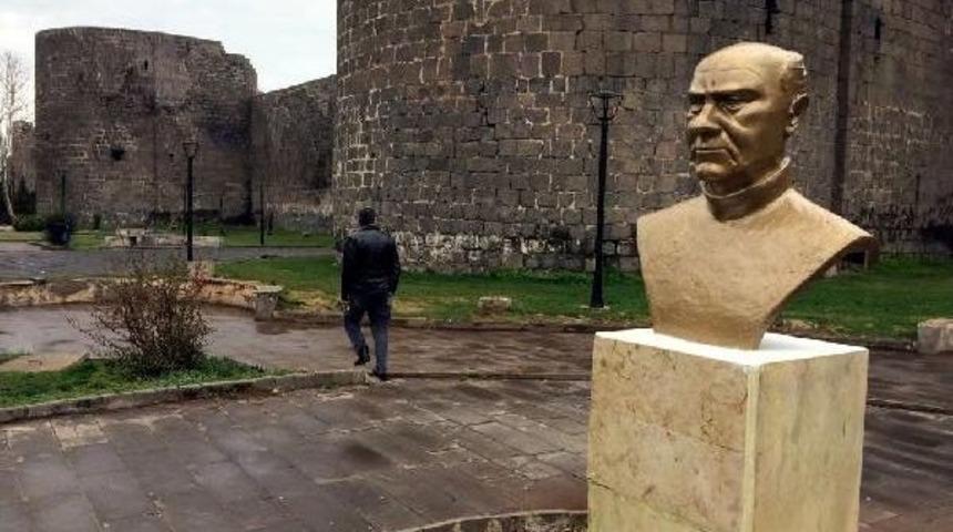 Diyarbakır'da Ahmet Arif'in B&uuml;st&uuml; Yerine Konuldu